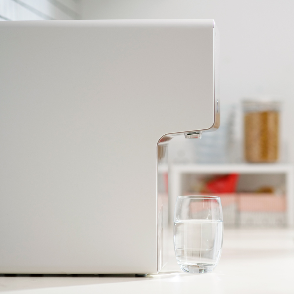 left-view-of-home-water-purifier-with-a-cup-of-250ml-of-water-coway-cinnamon